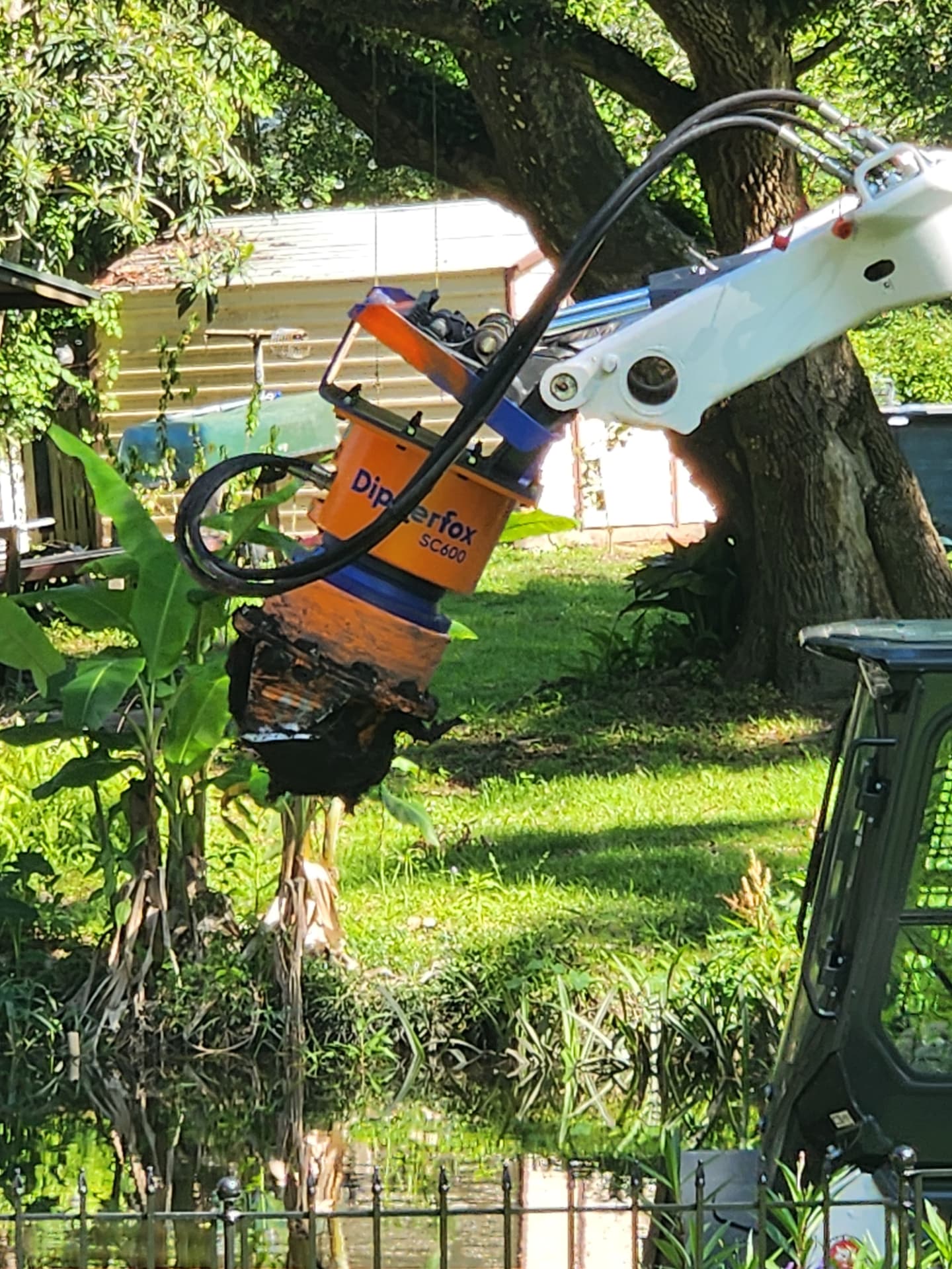 Dipperfox SC600 attachment raised by the loader arm